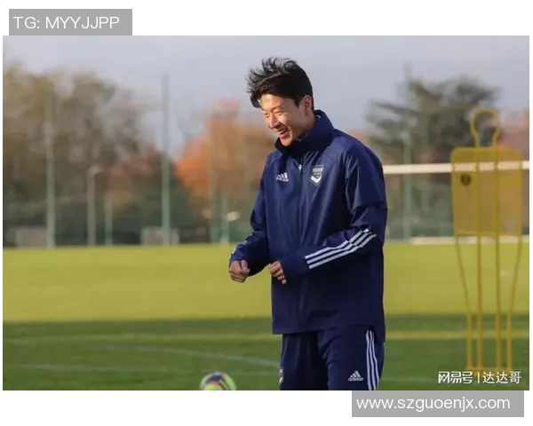 足球明星甜蜜约会逛街视频曝光引发粉丝热议与羡慕